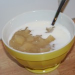 Nykokt äppelkräm med kanel och kall mjölk
