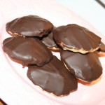 Klassiska chokladbiskvier – krämig fyllning och seg mandelbotten!