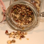 Hemgjord knaprig musli/müsli med frön, nötter, vanilj och honung