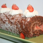 Chokladrulltårta med jordgubb-och rabarbersmörkräm
