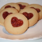 Spröda hjärtkakor med hallonsylt!