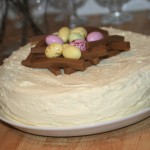 Påsktårta – fluffig tårtbotten, vit chokladfrosting, dumlefluff och hallonmousse!