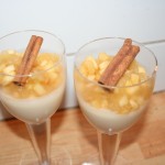 Krämig vaniljpannacotta med kaneldoftande äppelkompott