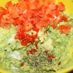 Hemgjord guacamole med vitlök, chili, avokado och tomat! Gott till tacos eller en köttbit
