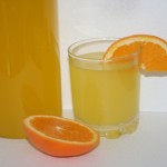 Solgul apelsinsaft med mycket smak!